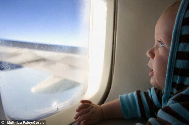 Lit bébé dans l'avion photo stock. Image du voyageur - 189450686